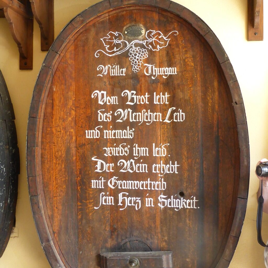 Inschrift auf einem alten Weinfass